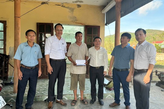 Lãnh đạo xã Cẩm Trung thăm hỏi, tặng quà các gia đình bị thiệt hại do bão số 10