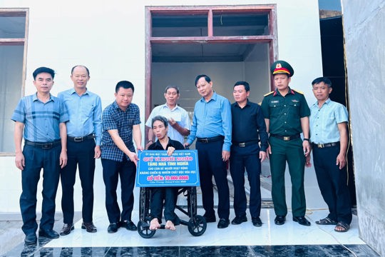 Ban Thường trực Ủy ban MTTQ Việt Nam xã Cẩm Trung, tỉnh Hà Tĩnh tổ chức nghiệm thu và trao kinh phí hỗ trợ xây dựng, sửa chữa nhà ở cho các hộ gia đình là con đẻ người hoạt động kháng chiến bị nhiễm chất độc hóa học trên địa bàn xã. 