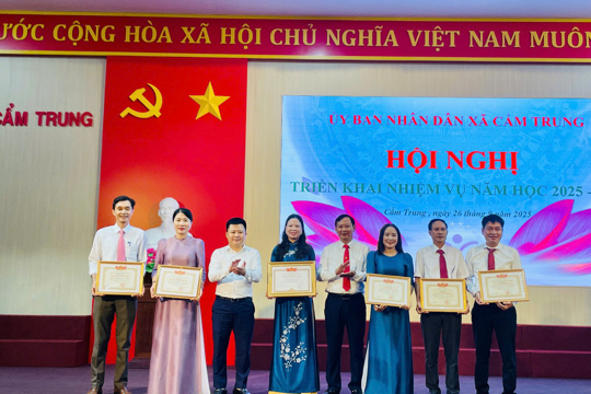 Uỷ ban nhân dân xã Cẩm Trung tổ chức hội nghị giáo dục triển khai năm học 2025-2026 