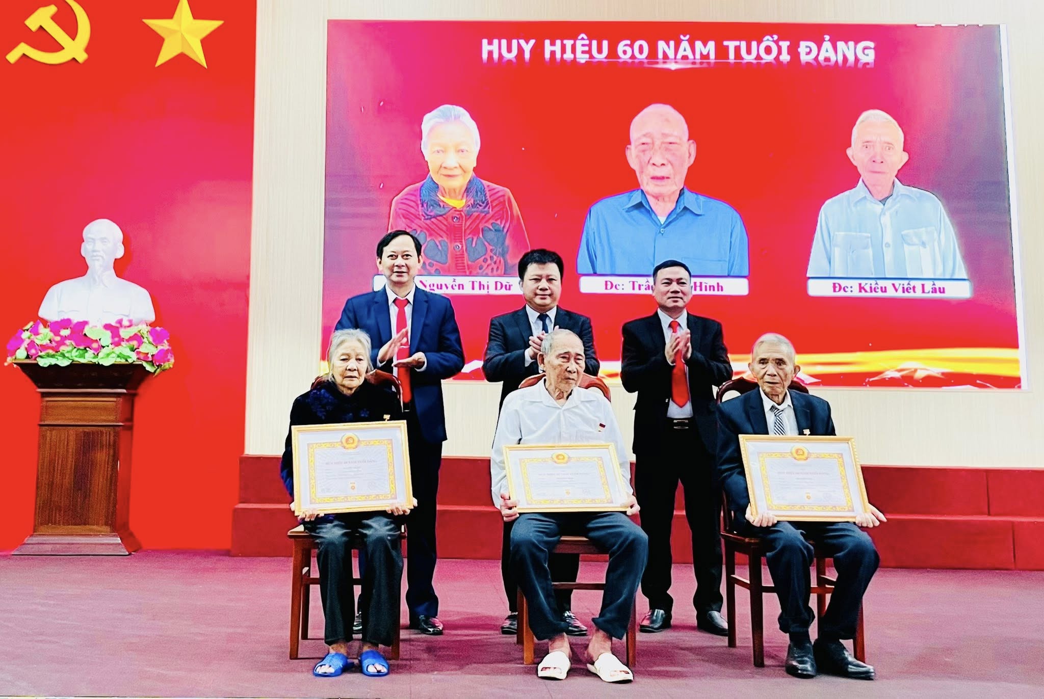 ĐẢNG BỘ XÃ CẨM TRUNG TỔ CHỨC LỄ TRAO TẶNG HUY HIỆU ĐẢNG ĐỢT 7/11/2025
