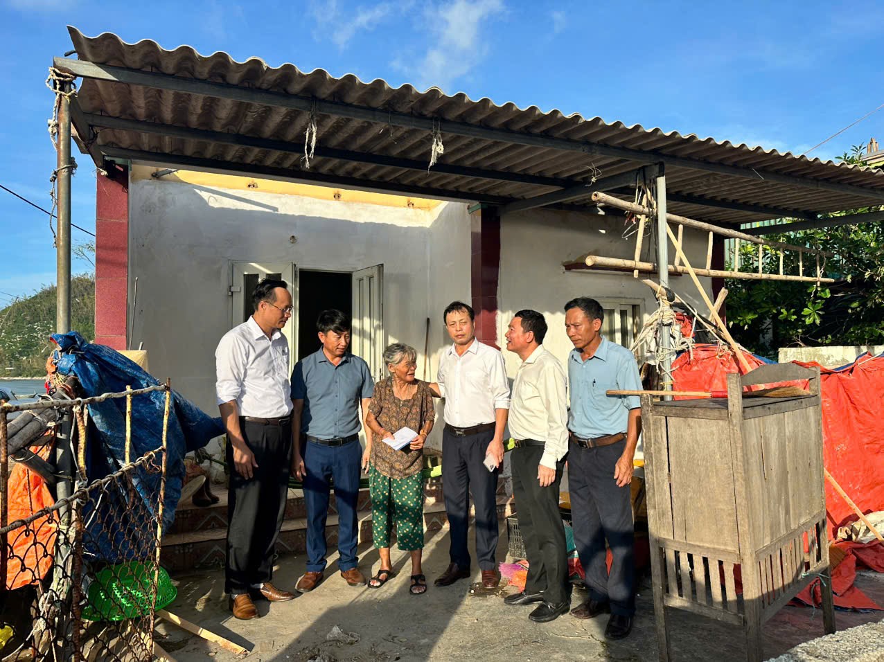 Lãnh đạo xã Cẩm Trung thăm hỏi, tặng quà các gia đình bị thiệt hại do bão số 10 