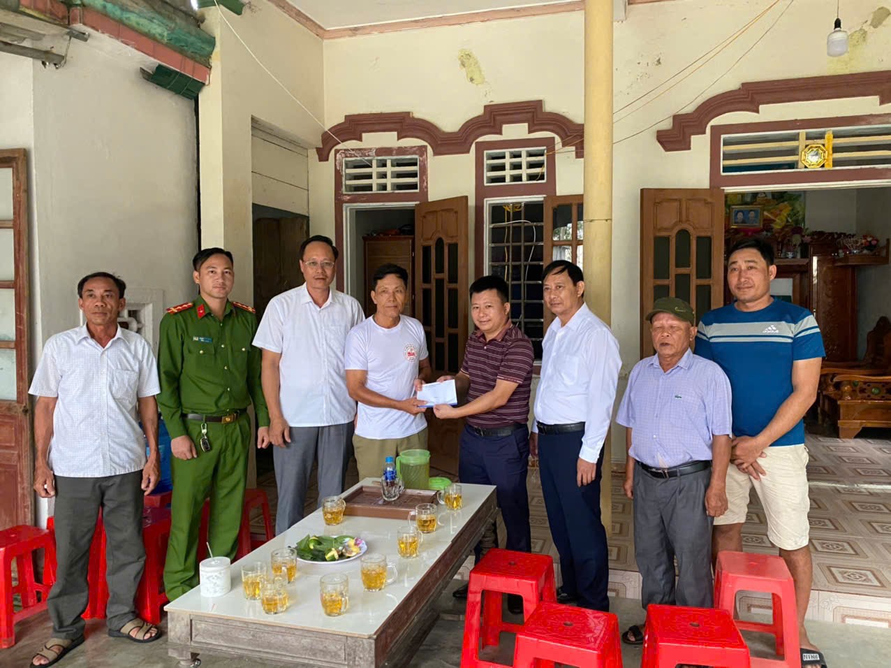 Lãnh đạo xã Cẩm Trung thăm hỏi, động viên đồng chí Trần Xuân Liện bị thương khi tham gia chữa cháy rừng 
