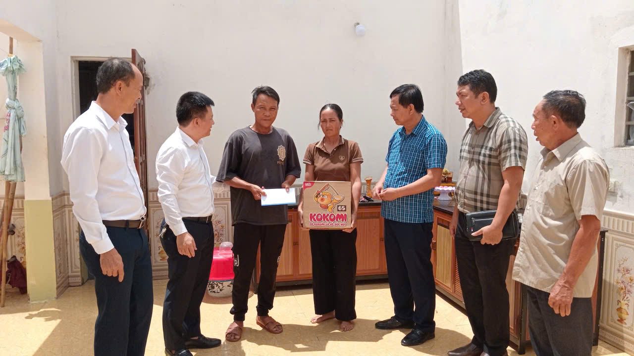 Lãnh đạo xã Cẩm Trung thăm hỏi, động viên và tặng quà các hộ dân bị thiệt hại nặng trong bão số 5 